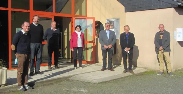 photo gérard andré est entouré des élus et vice-présidents qui l’ont accompagné dans sa présidence du syndicat d’eau. &copy; ouest-france
