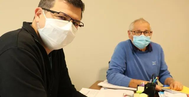 photo à gauche, pierre ouvrard, maire, et jean-michel brault, adjoint en charge des finances de la commune. &copy; ouest-france