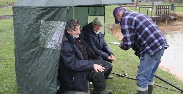 photo le président de la section pêche de la saint-remy montaise, daniel travers, enregistre les coordonnées de chaque personne présente autour du plan d’eau. &copy; le maine libre