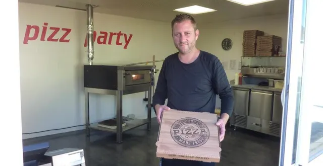 photo retour en cuisine pour jimmy choplain qui vient d’ouvrir pizz party à roëzé.l &copy; e maine libre