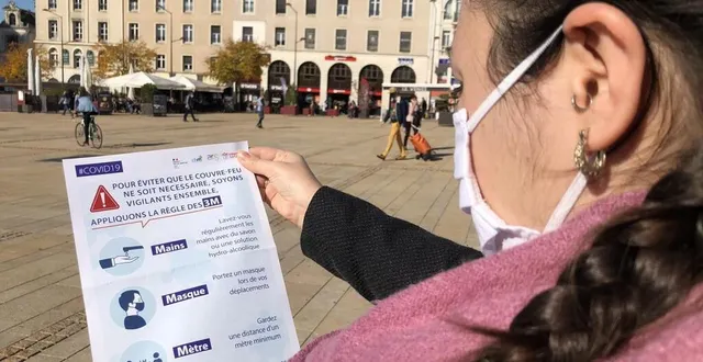 photo au mans (sarthe), le port du masque est désormais obligatoire partout et les gestes barrière sont rappelées dans un tract disponible dans tous les commerces du département. &copy; ouest-france