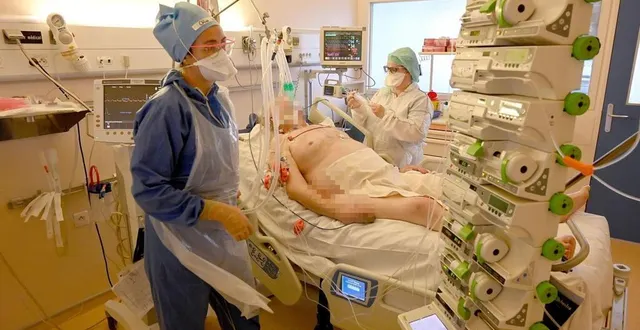 photo dans le service de réanimation du centre hospitalier du mans, début mai. l’hôpital avait déployé 42 lits de réanimation, contre 17 en temps normal. au plus fort de l’épidémie, 24 lits ont été occupés par des patients covid. &copy; archives