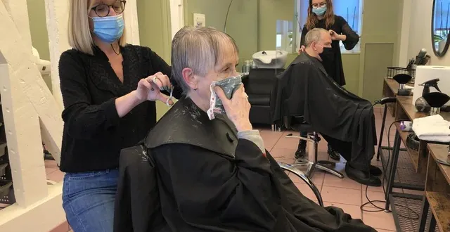 photo le salon de céline marie (au premier plan à gauche) va rester ouvert jusqu’à 23 h 30 ce jeudi. &copy; le maine libre