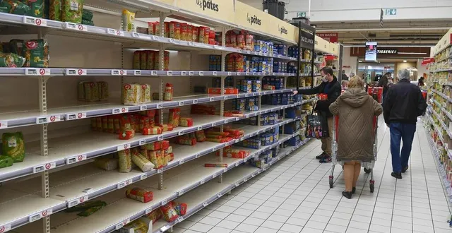 photo la chapelle-saint-aubin, jeudi 29 octobre 2020. certains rayons (ici à auchan) sont pris d’assaut : les pâtes s’arrachent comme des petits pains. &copy; photo le maine libre-yvon loue