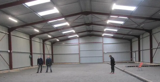 photo dix-sept terrains à l’intérieur de cette structure de 600 m2. &copy; ouest-france