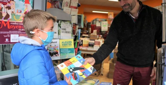 photo s’ils ne peuvent pas rentrer dans la libraire l’ancre des mots, à sablé-sur-sarthe, les clients peuvent tout de même trouver leur bonheur. à l’image d’enzo, 8 ans, venu de louailles. &copy; ouest-france