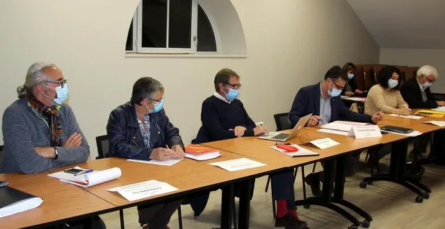 photo une minute de silence a été observée en début de séance à la mémoire de samuel paty, et des trois nouvelles victimes du terrorisme, assassinées le jour même de cette réunion, jeudi. &copy; le maine libre