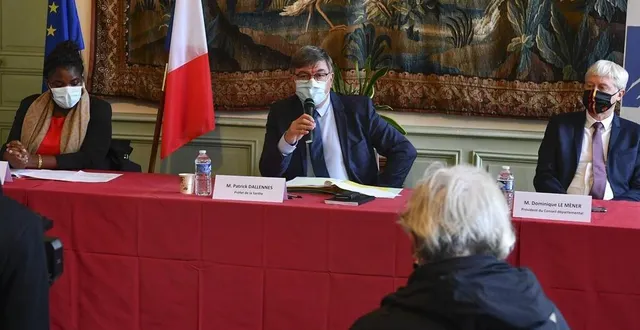 photo au centre, patrick dallennes, le préfet de la sarthe, entouré de julia ndabu lubaki, médecin inspectrice de santé publique, et dominique le mener, président du conseil départemental. &copy; le maine libre – yvon loue