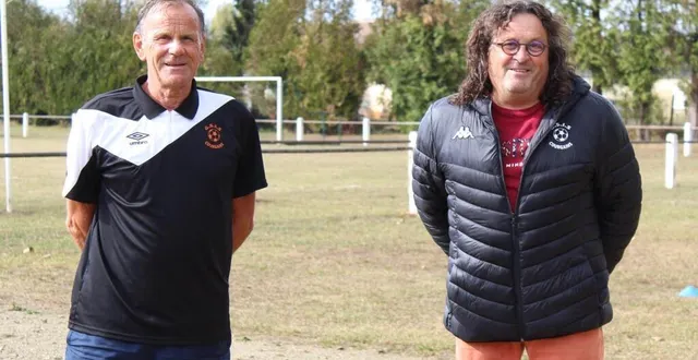 photo jean-claude bouttier et luc frénéhard, respectivement ancien et nouveau président du club de foot de courgains. &copy; le maine libre