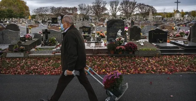photo le mans, samedi 31 octobre 2020. pour leur plus grand soulagement, les sarthois ont accès aux cimetières en ce week-end de toussaint. &copy; photo le maine libre-denis lambert