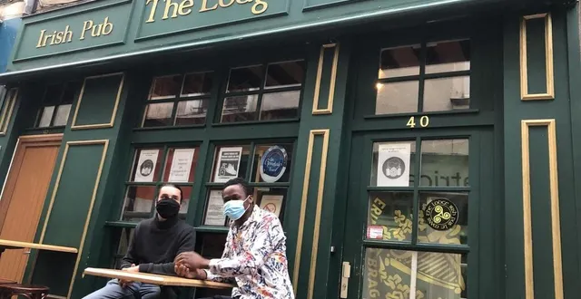 photo luc motin et giraud akpovo, devant leur bar fermé jusqu’à mardi soir, sont en colère. &copy; le maine libre