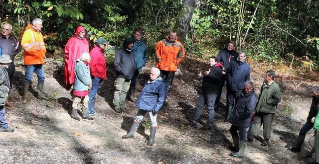 photo les propriétaires ont notamment pu en apprendre plus sur l’utilité des mares forestières, avec françois-marie bouton, de la lpo (7e à gauche). &copy; le maine libre