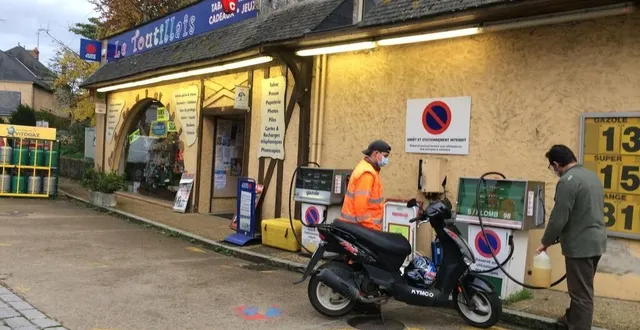 photo le toutillais possède une station à essence à l’ancienne. &copy; le maine libre