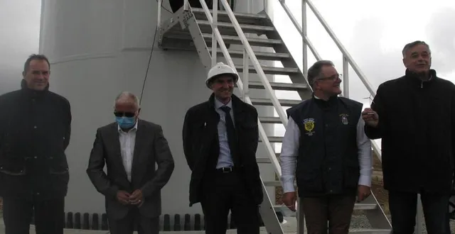 photo total quadran, fermiers de loué et élus réunis pour cette inauguration devant une éolienne &copy; le maine libre