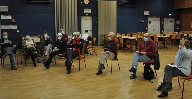 photo réunis autour d’yves calippe et annick brindeau (au centre), les responsables d’associations ont pu préciser leurs besoins en bénévoles. &copy; photo le maine libre