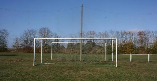 photo malgré l’inactivité, les services de la mairie entretiennent le stade. &copy; le maine libre