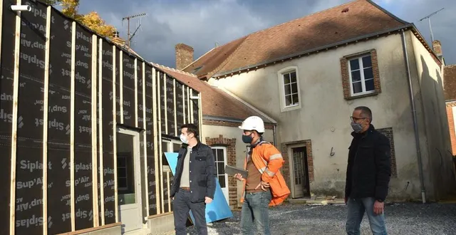 photo fabien vaudolon, adjoint au maire, l’architecte et le représentant de l’entreprise locale d’électricité, de plomberie et de chauffage. &copy; le maine libre