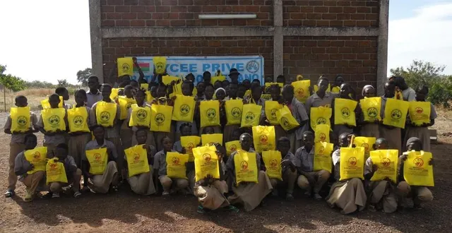 photo pour sa troisième année d’existence, l’association aider un enfant à dano a parrainé 78 nouveaux collégiens issus de familles démunies. des sacs de 25 kg de riz ont aussi été distribués avant que les récoltes ne débutent. &copy; le maine libre