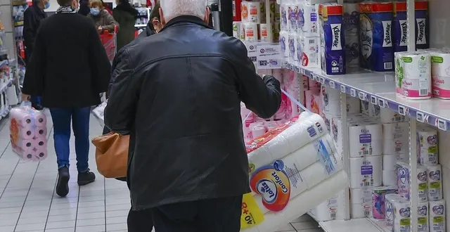 photo les grandes surfaces peuvent continuer à vendre les produits jugés essentiels. &copy; photo le maine libre – yvon loue