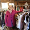 photo hélène segrétain, ici au milieu de ses rayons de vêtements de la friperie mimi la sardine, propose un service de livraison et de drive.
