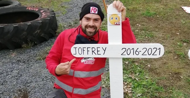 photo joffrey loriot, devant la croix à son nom plantée devant l’usine de vibraye. &copy; joffrey loriot
