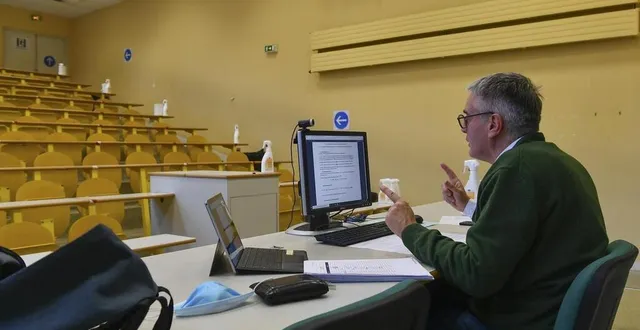 photo olivier biencourt, enseignant-chercheur en sciences économiques à l’iut du mans, fait cours dans un amphi vide, les étudiants étant chez eux, derrière leur écran. &copy; photo le maine libre – yvon loué