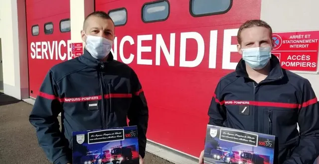photo l’adjudant-chef manuel halbout, chef du centre d’incendie et de secours de teloché et le sergent-chef jérémy perdereau, président de l’amicale, présentent l’édition 2021 du calendrier de teloché-laigné / saint-gervais-en-belin nord. &copy; le maine libre