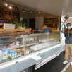 photo romain calero devant son épicerie ambulante où on trouve légumes, charcuterie, volailles, produits laitiers…