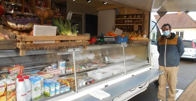 photo romain calero devant son épicerie ambulante où on trouve légumes, charcuterie, volailles, produits laitiers… &copy; ouest-france