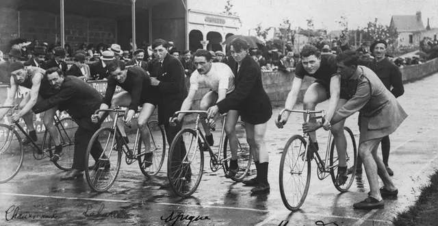 photo il y a un siècle, au mans, le premier vélodrome bollée était le théâtre de joutes au sommet. &copy; collection particulière