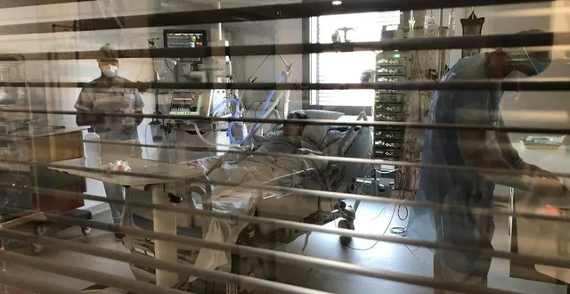 photo les soignants travaillent en binôme tout au long de la journée : un infirmier et un aide-soignant. ils ont chacun deux patients en charge. &copy; ouest-france