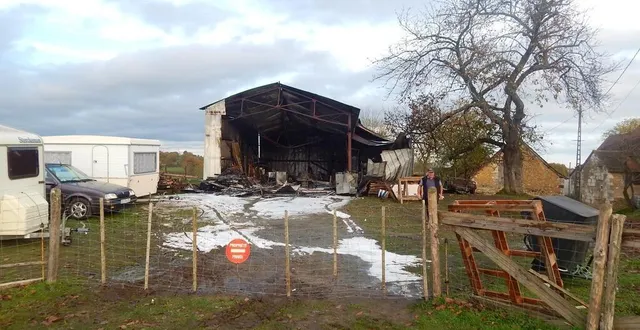 photo les flammes étaient tellement vives qu’elles ont commencé à faire fondre la tôle du bâtiment. &copy; le maine libre