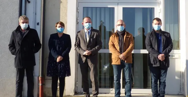 photo de gauche à droite : pascal chapelain, médecin généraliste, élisabeth moussay, maire de cérans-foulletourte, emmanuel franco, président de la cdc val de sarthe, étienne alaurent, président de nékao, et benjamin kierzec, chargé de mission « santé ». &copy; le maine libre