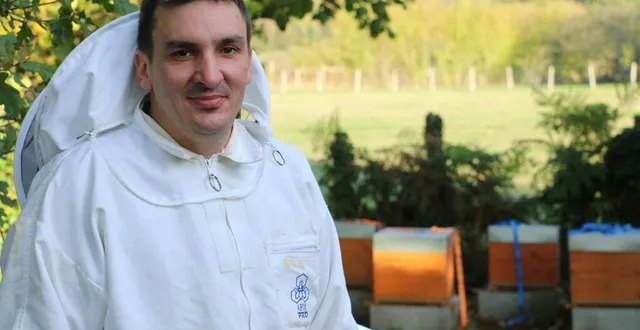 photo julien calet est le cofondateur de l’association pour la sauvegarde de l’abeille noire (asan), en sarthe. &copy; ouest-france