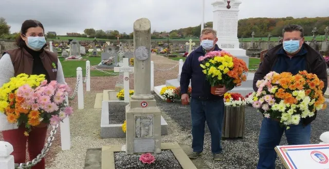 photo audrey joly (à gauche) avec dominique scuotto (à droite) et fernand garnier fleurissant les tombes des soldats au cimetière de saint-martin du vieux bellême. &copy; ouest-france