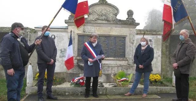 photo agnès verdier, maire, lit le message du ministère des armées. &copy; ouest-france