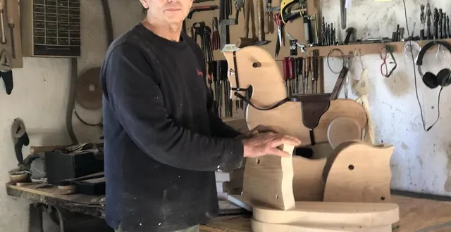 photo dans son atelier à jupilles, michel hautreux continue à fabriquer des jouets en bois pour noël. &copy; photo le maine libre