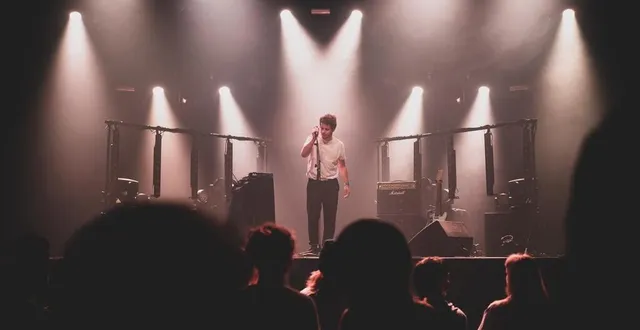photo le chanteur ornais victor, en concert de sortie de résidence au cargö, à caen, le 28 octobre 2020 &copy; grégory forestier
