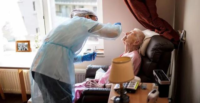 photo vingt-quatre résidents étaient positifs au covid, jeudi 12 novembre. un médecin ausculte l’ensemble des résidents, deux fois par semaine. &copy; archives kenzo tribouillard, afp