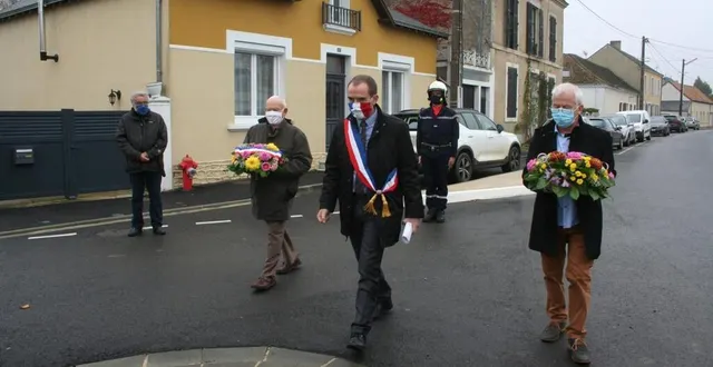photo dépôt des gerbes des anciens combattants et des élus, au monument aux morts. &copy; le maine libre