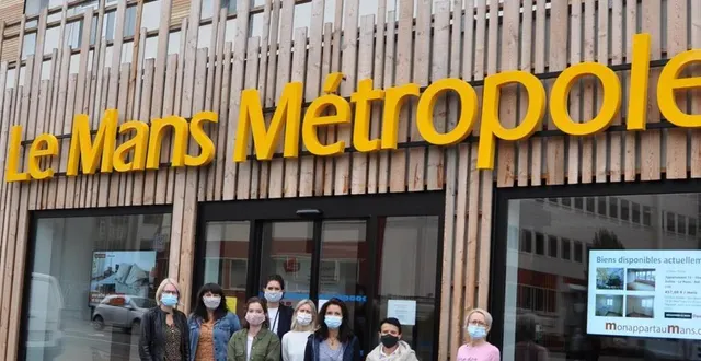 photo juliette trudel (3e à gauche) et son équipe devant la nouvelle agence. &copy; le maine libre