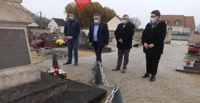 photo le 102e anniversaire de l’armistice s’est déroulé de manière très sobre afin de s’adapter aux obligations sanitaires. la célébration s’est réduite à un dépôt de gerbe au monument aux morts. le maire, patrick gosnet, était accompagné de ses adjoints, chrystèle jardin, pascal letourneux et nicolas salmon. l’édile a fait lecture du message du ministère des armées suivi de la minute de silence. l’élu a aussi rappelé l’annulation du traditionnel repas des anciens. &copy; ouest-france