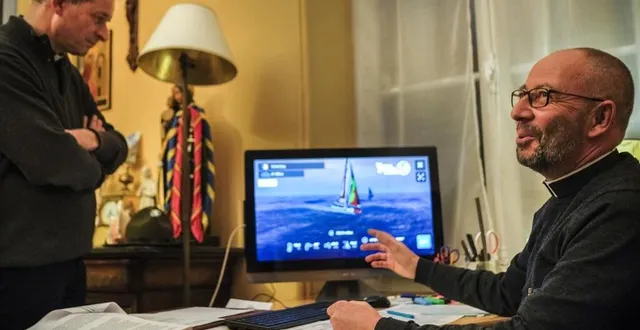 photo le père henry fautrad (à droite) détaille avec enthousiasme les subtilités du jeu de simulation virtuelle calqué sur la célèbre course au large du vendée globe. sous le regard du père christophe hadevis, novice en matière de voile. &copy; photo le maine libre denis lambert
