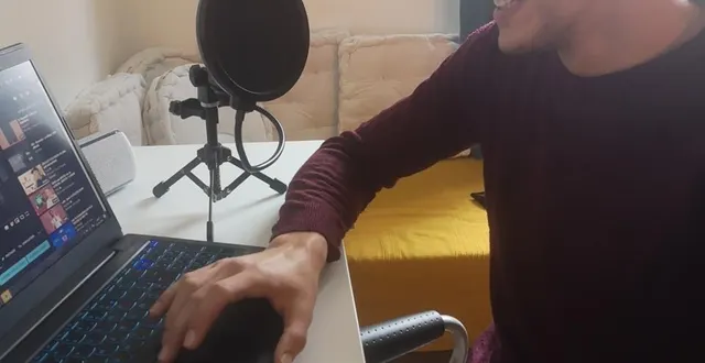 photo clément furet devant son premier clip, à voir sur youtube. &copy; le maine libre