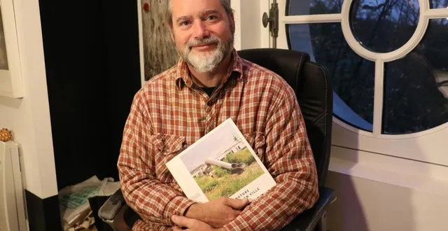 photo arnauld delacroix dans son agence à saint-hilaire-saint-florent. &copy; co – mélanie marois