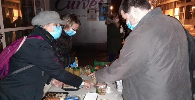 photo le mans, place des comtes-du-maine, dimanche 8 novembre 2020. « le repas pour tous » est devenu un rendez-vous incontournable pour de plus en plus de personnes en situation de précarité. &copy; photo le maine libre