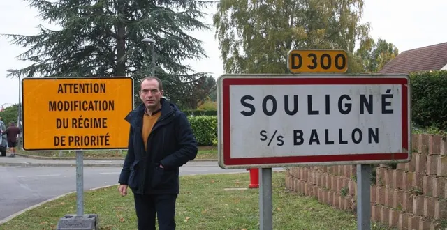 photo david chollet devant le panneau provisoire. &copy; le maine libre