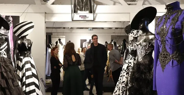 photo lors du vernissage de l’exposition « aymeric françois, couturier d’épingles », en 2017, une belle effervescence dans la salle du deuxième étage de la manufacture bohin. &copy; archives ouest-france