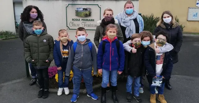 photo les parents d’élèves distribuent 320 masques aux 80 élèves de l’école primaire de claire-fontaine. &copy; ouest-france