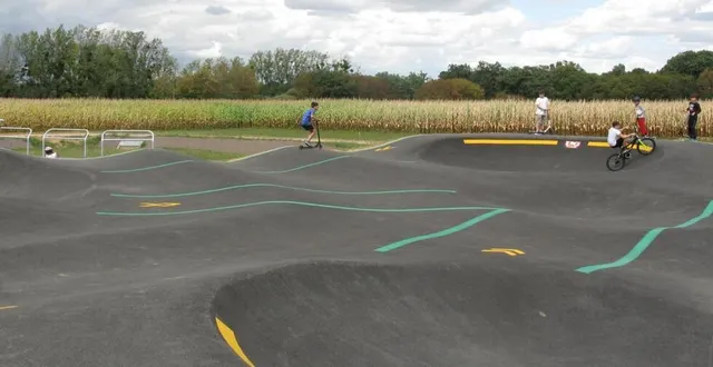 photo les enfants se l’étaient déjà approprié pendant l’été, le circuit de bosses et creux sur un revêtement souple et enrobé ou piste de glisse urbaine appelée aussi pump track. &copy; ouest-france